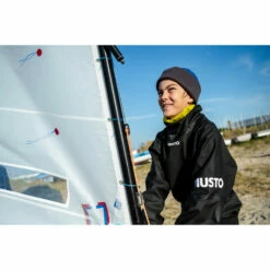 Musto Championship Aqua Beanie 2.0- Schwarz -Coast Water Sports Verkaufs-Shop 2022 Musto Championship Aqua Beanie 2.0 YOUTH DINGHY LOCATION PHOTOSHOOT 86052 043 1